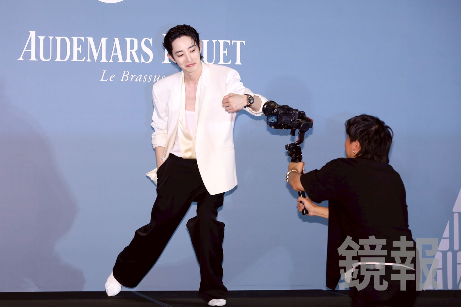 李洙赫對著動態攝影師展現錶款。李鍾泉攝