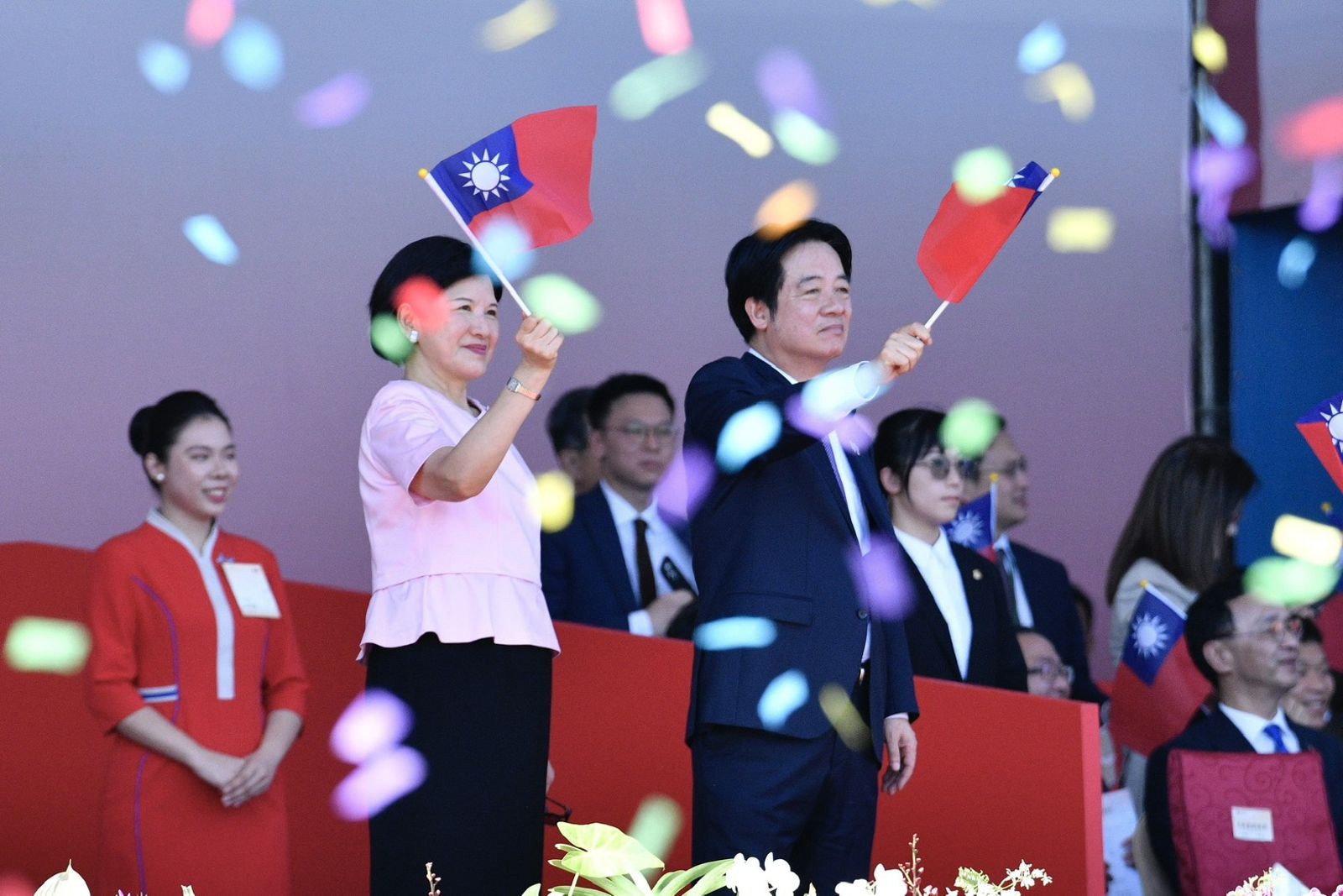 賴清德與夫人吳玫如在國慶典禮上揮舞國旗,向民眾致意。攝影李智為