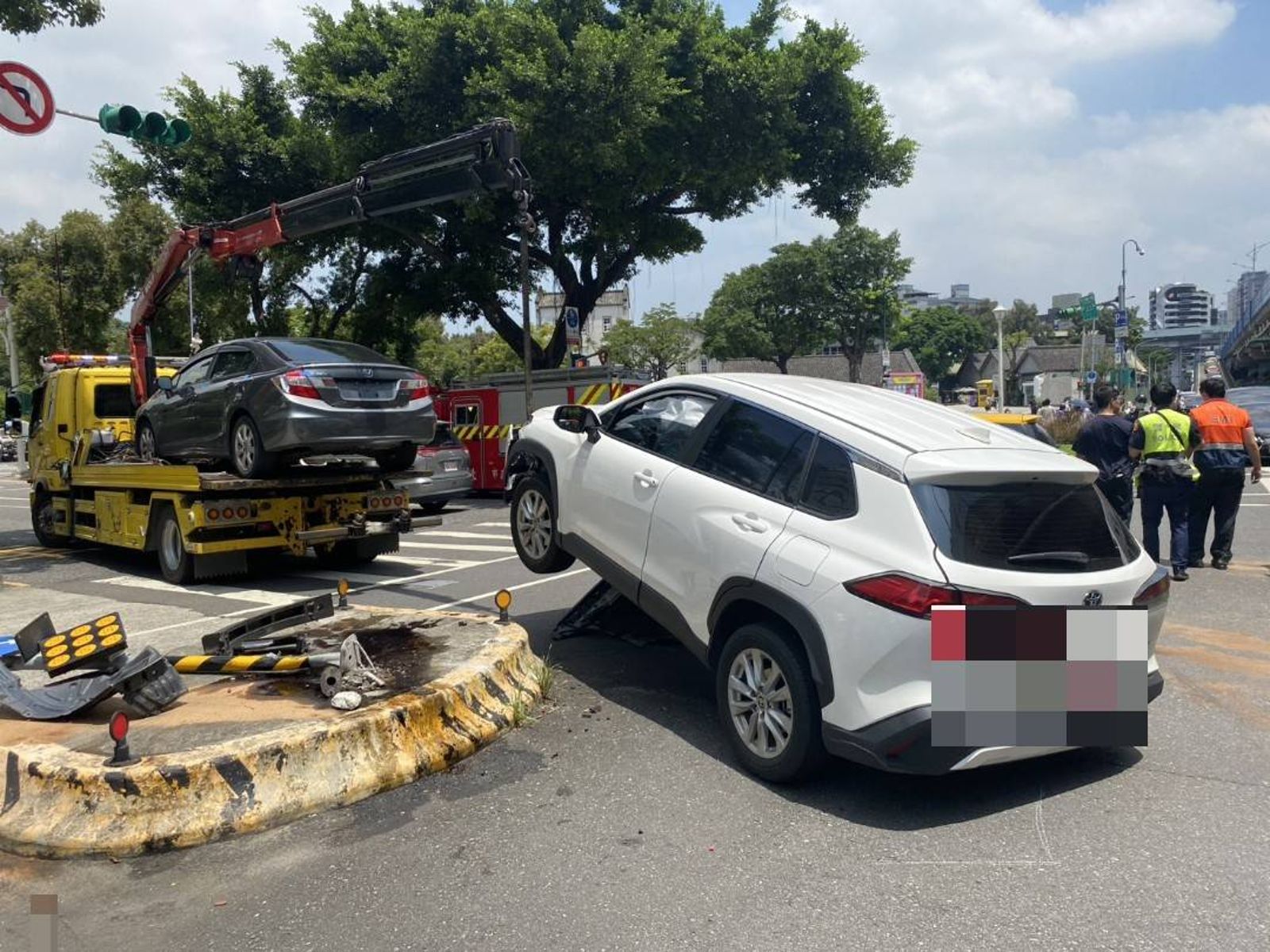 多元計程車衝上分隔島。