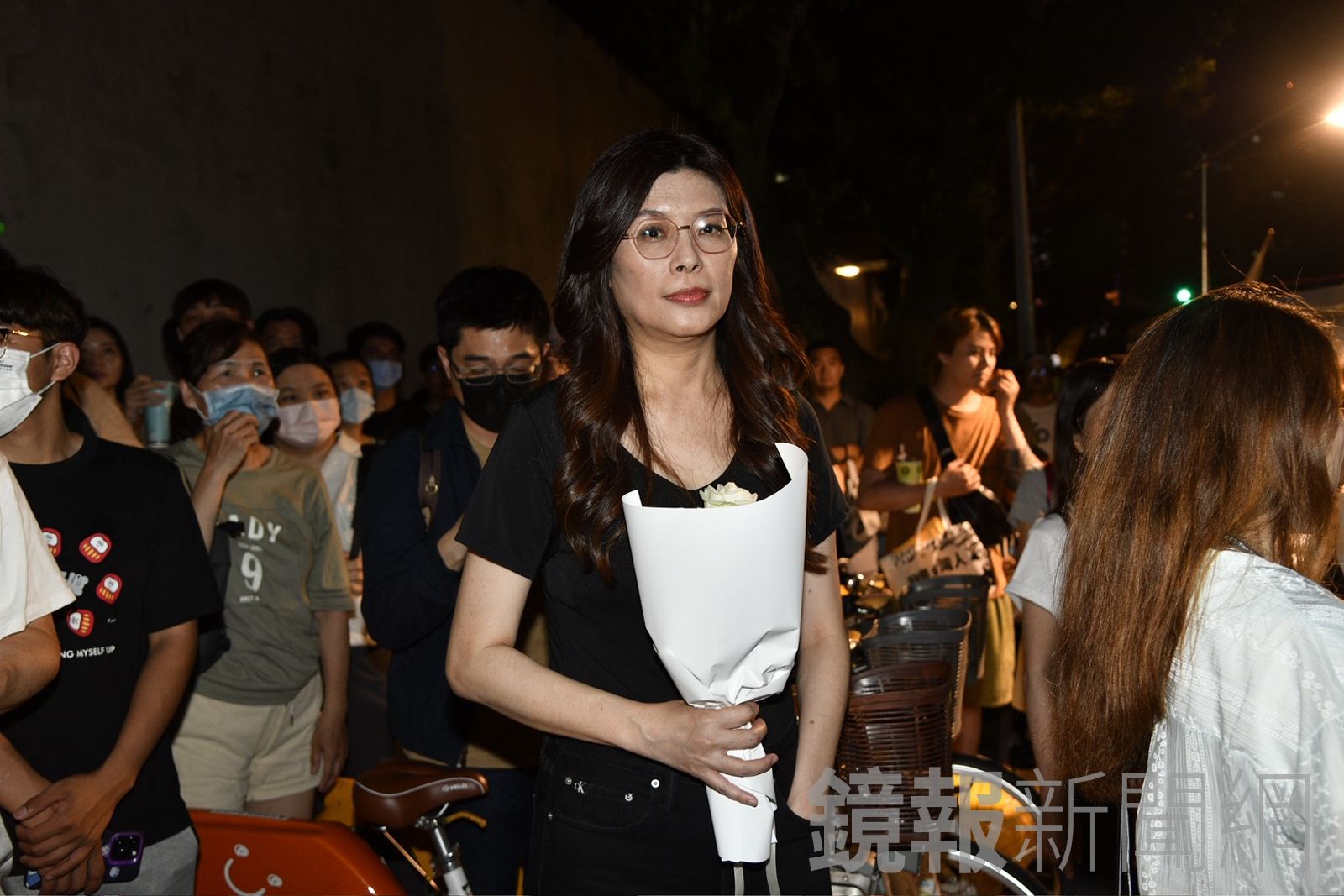 國民黨前立委鄭麗文現身北所外，手舉一束白玫瑰聲援柯文哲。（圖／李智為攝）