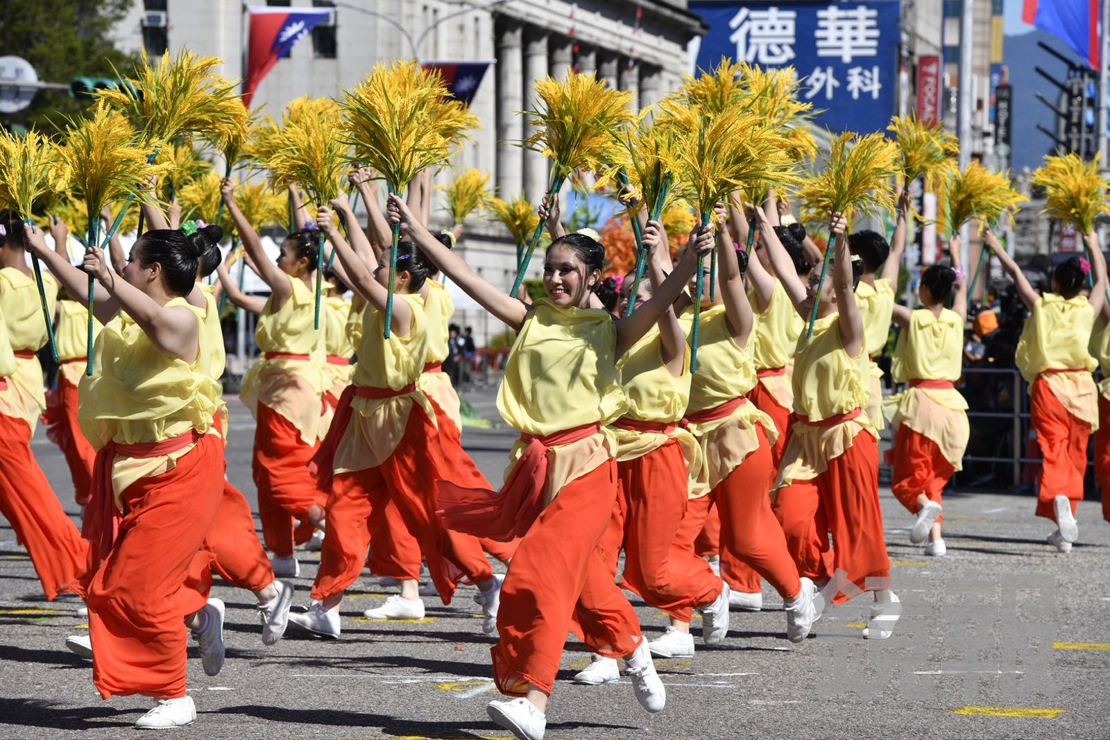 新民高中以「綻放島嶼.福爾摩沙」 為題帶來精彩演出。(圖/李智為攝)
