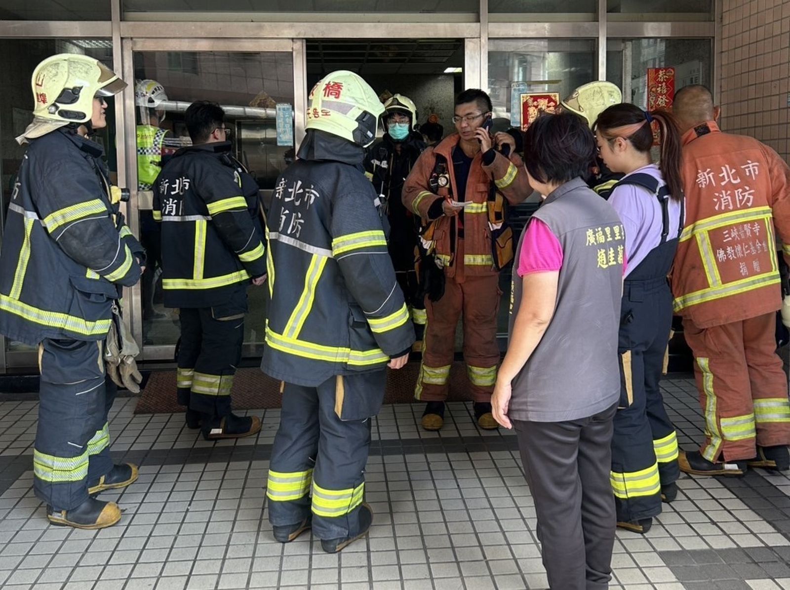 最美守護者!凌晨3點的火場孤影 板橋熱血里長衝火場尋人