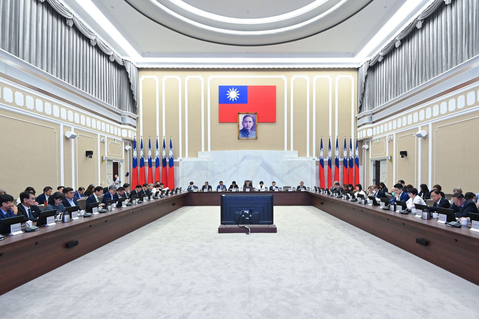 台北市長蔣萬安(右排4)今天上午親自出席行政院會,與行政院長卓榮泰討論松山機場遷建議題。圖/行政院提供