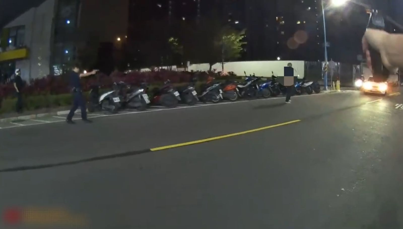 五股毒蟲持刀搶小黃運將遭反鎖車內 脫困逃逸慘遭警用機車擊落