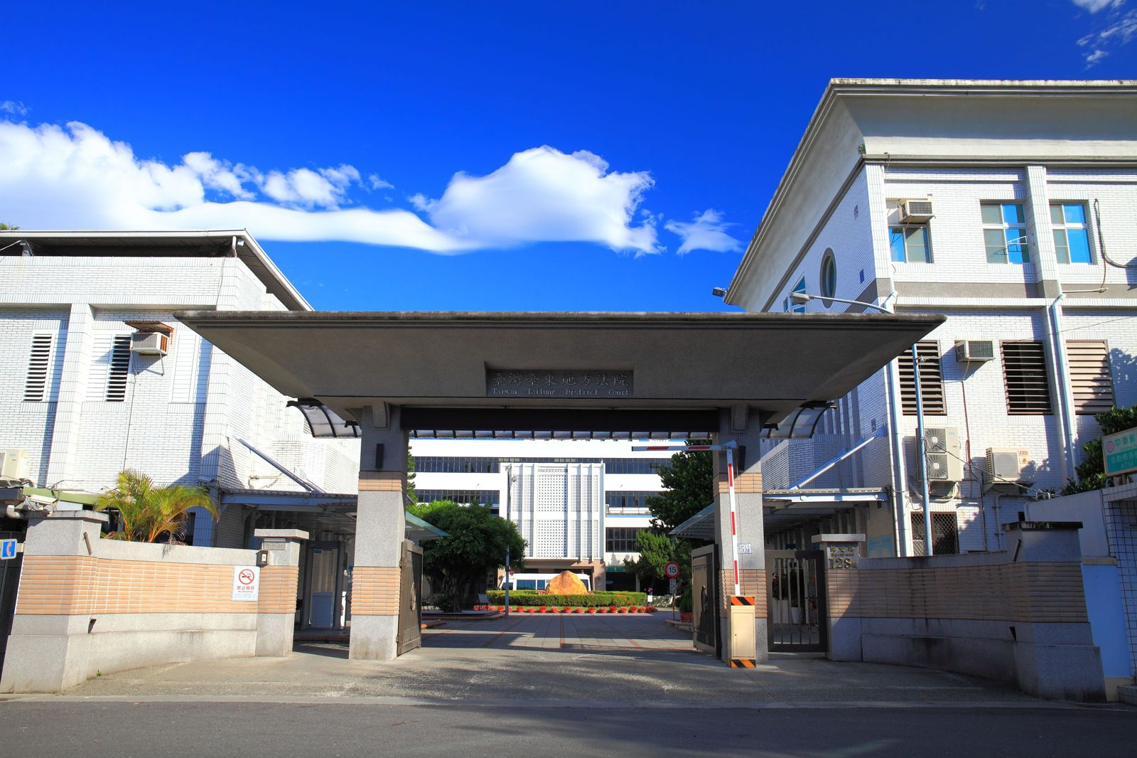 失智翁掏鳥伸手硬抓「要X炮」 女居服員嚇到罹焦慮症 法院判賠8萬