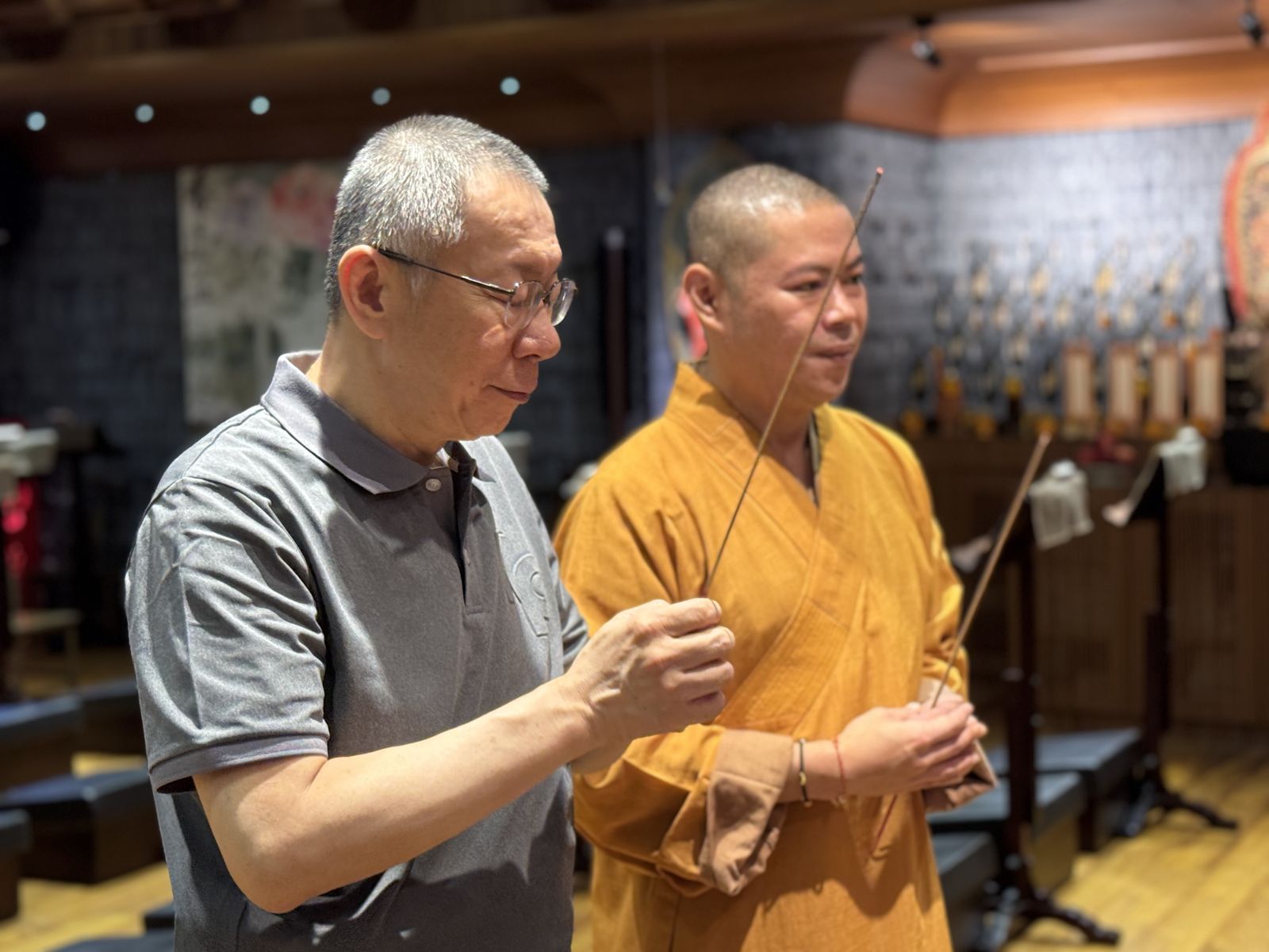 北檢抗告後民眾黨態度低調　柯文哲趕赴桃園寺廟看父親牌位