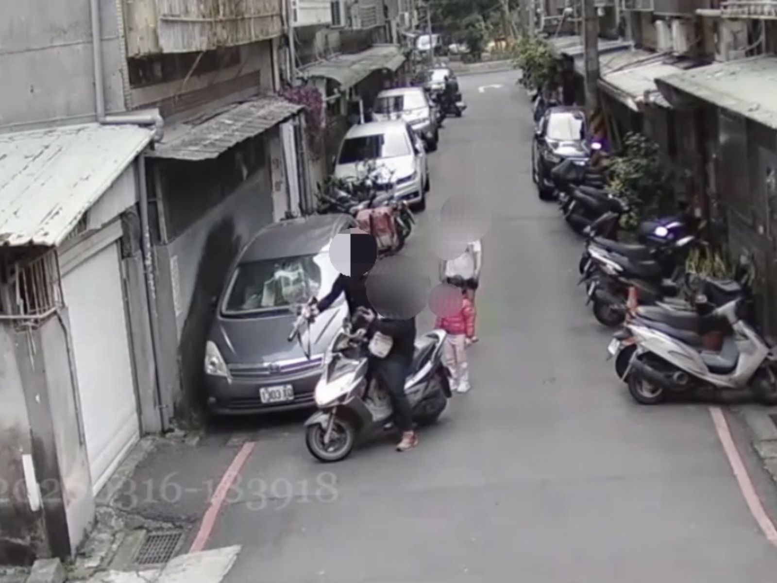 遛小孩險釀車禍！父親氣到掏「槍」理論　警到場一查竟是…這個