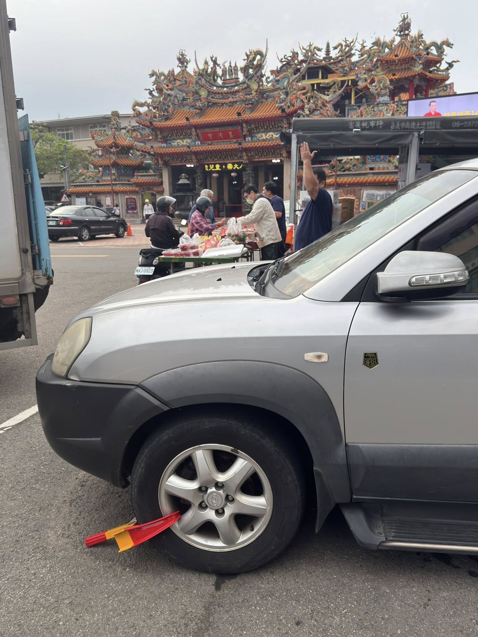 民眾車輛停放過久，輪胎被廟方上鎖。翻攝fb苗栗大小事