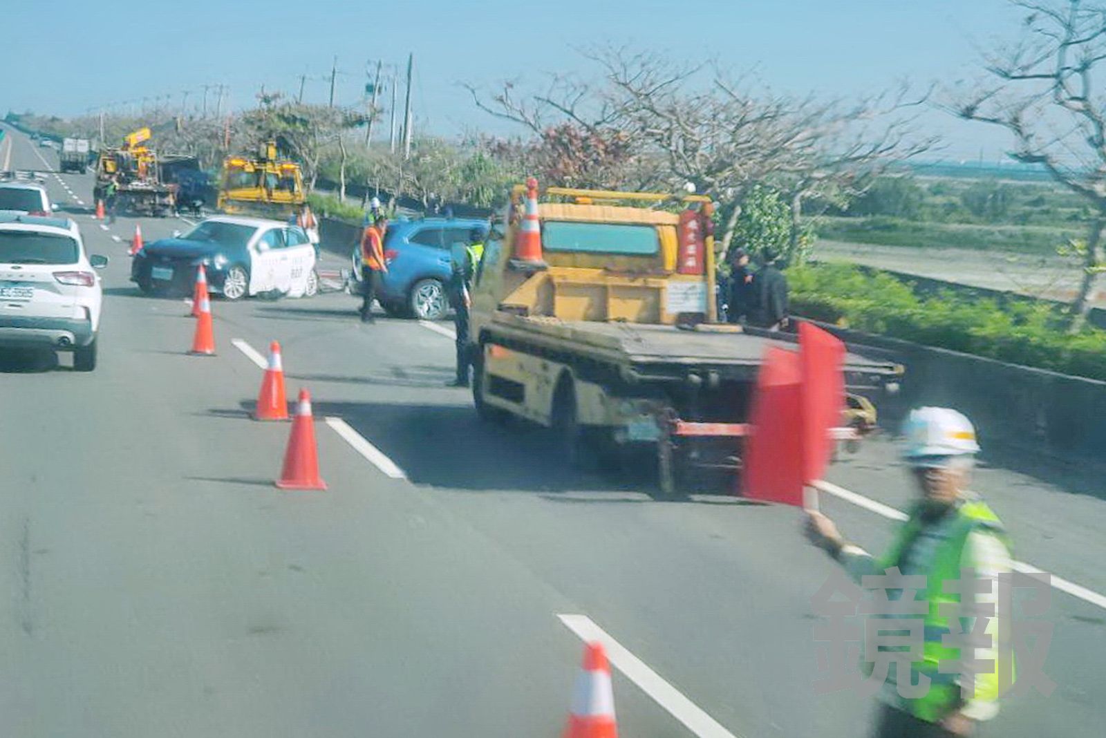 嘉義警方將巡邏車停在西濱車禍現場後方進行戒護，沒想到被轎車高速追撞，警車車尾凹陷受損，還好沒有波及警員。民眾提供