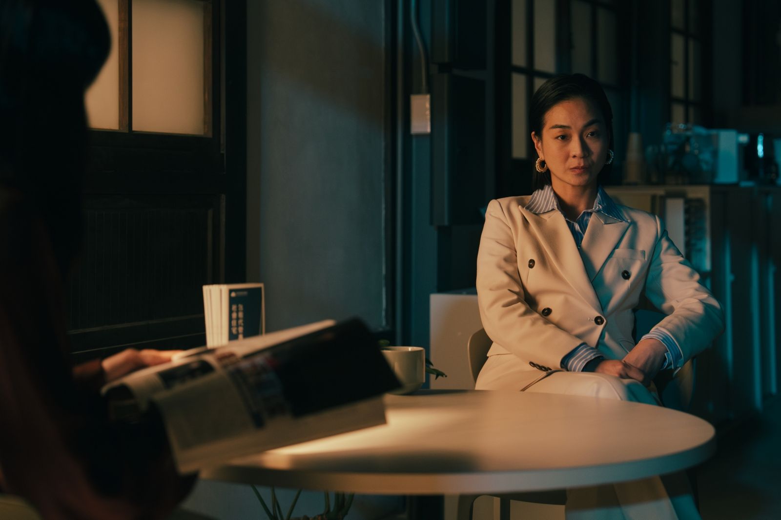 陳雪甄在《人生只租不賣》換穿多件套裝，一出場就氣勢非凡，任何場面都Hold得住。公視台語台提供