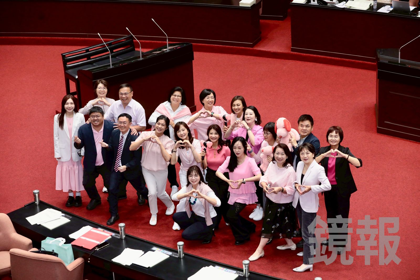 迎接BLACKPINK高雄開唱！粉紅熱潮吹進立法院　綠營立委齊穿粉紅衣