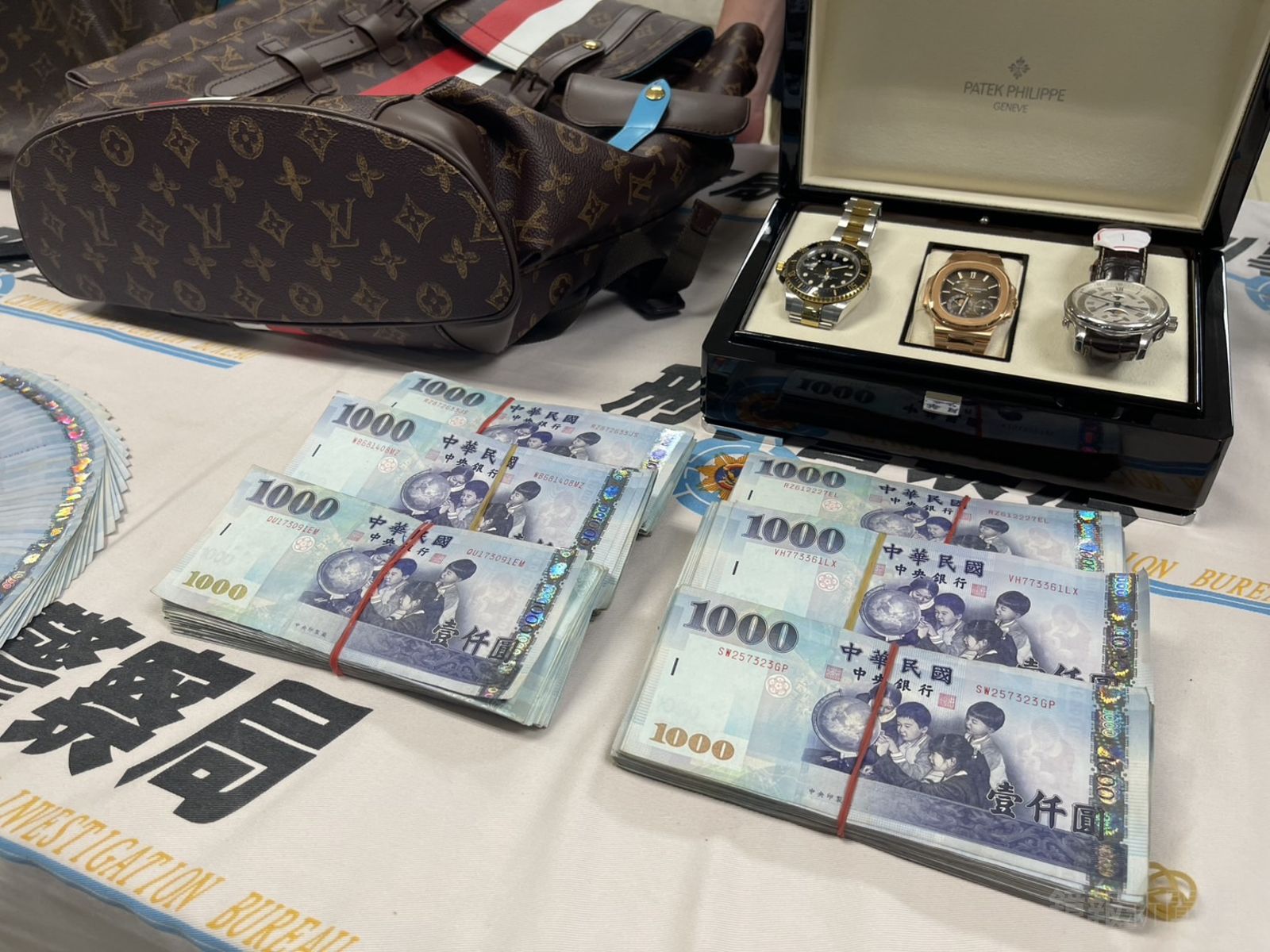 專案小組查扣70萬現金等贓證物。