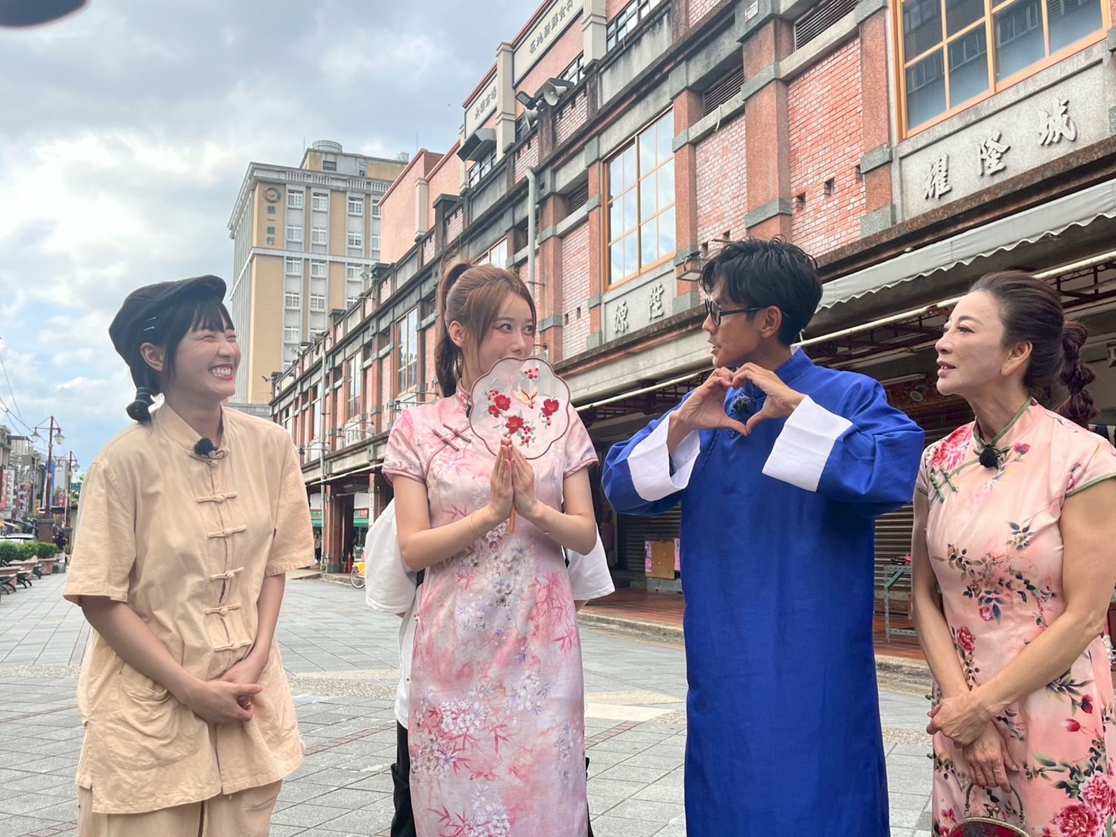 主持群帶著李雅英（左二）直奔「姻緣批發中心」求姻緣。民視提供