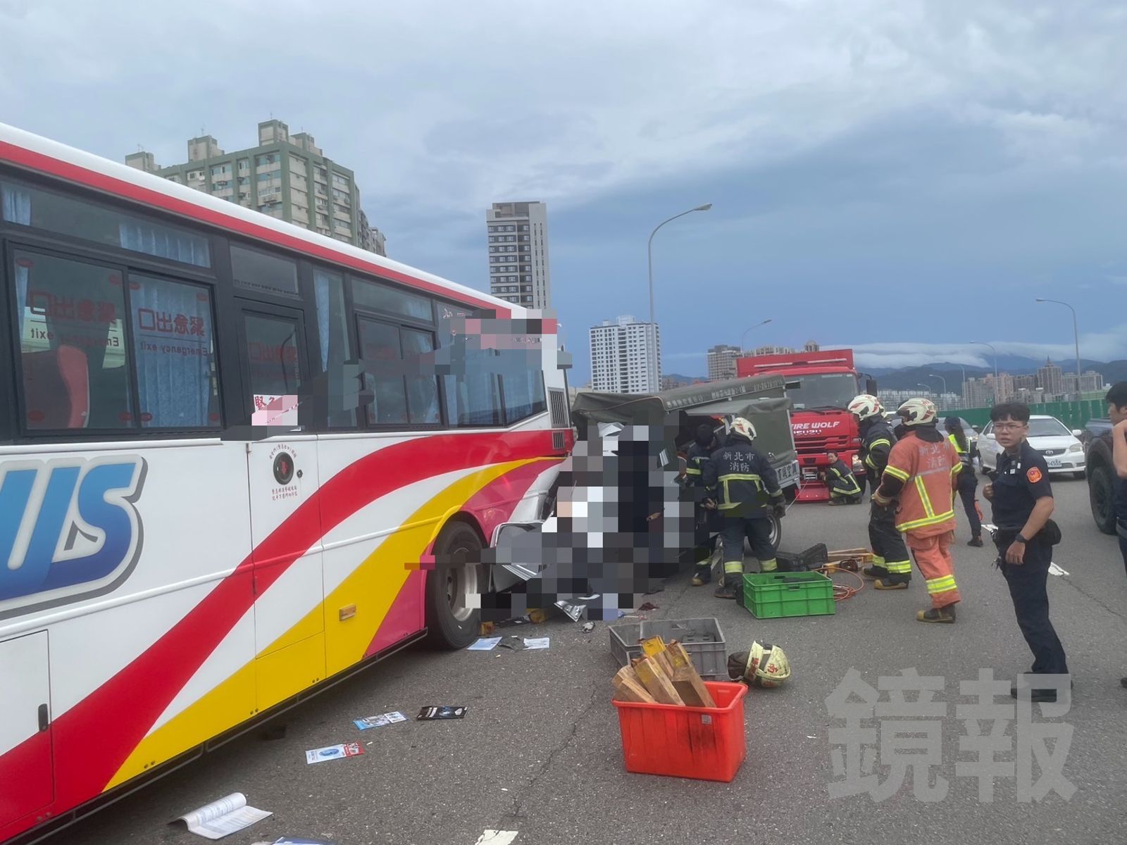 小貨車車頭嚴重凹陷，副駕駛座乘客命危送醫。警方提供