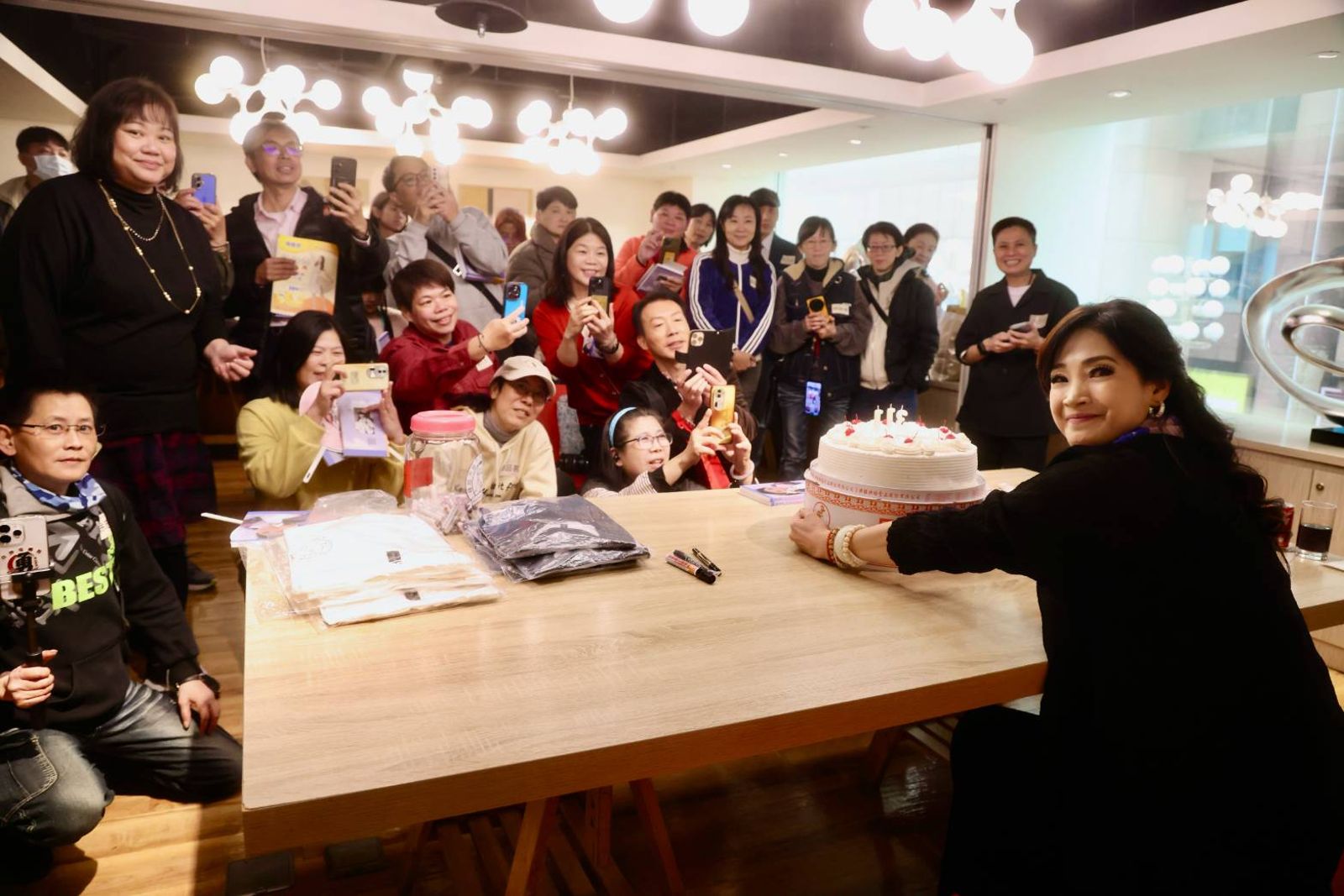 方季惟（右）7日與粉絲們開心聚會。尚時代文創娛樂提供