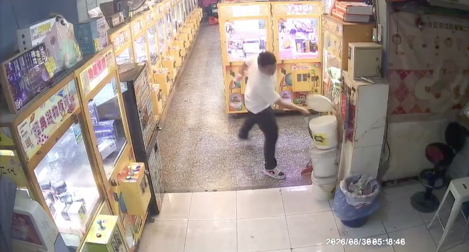 沒畫紅線方便停車?板橋莽男心情不好 持刀進娃娃機店猛砍