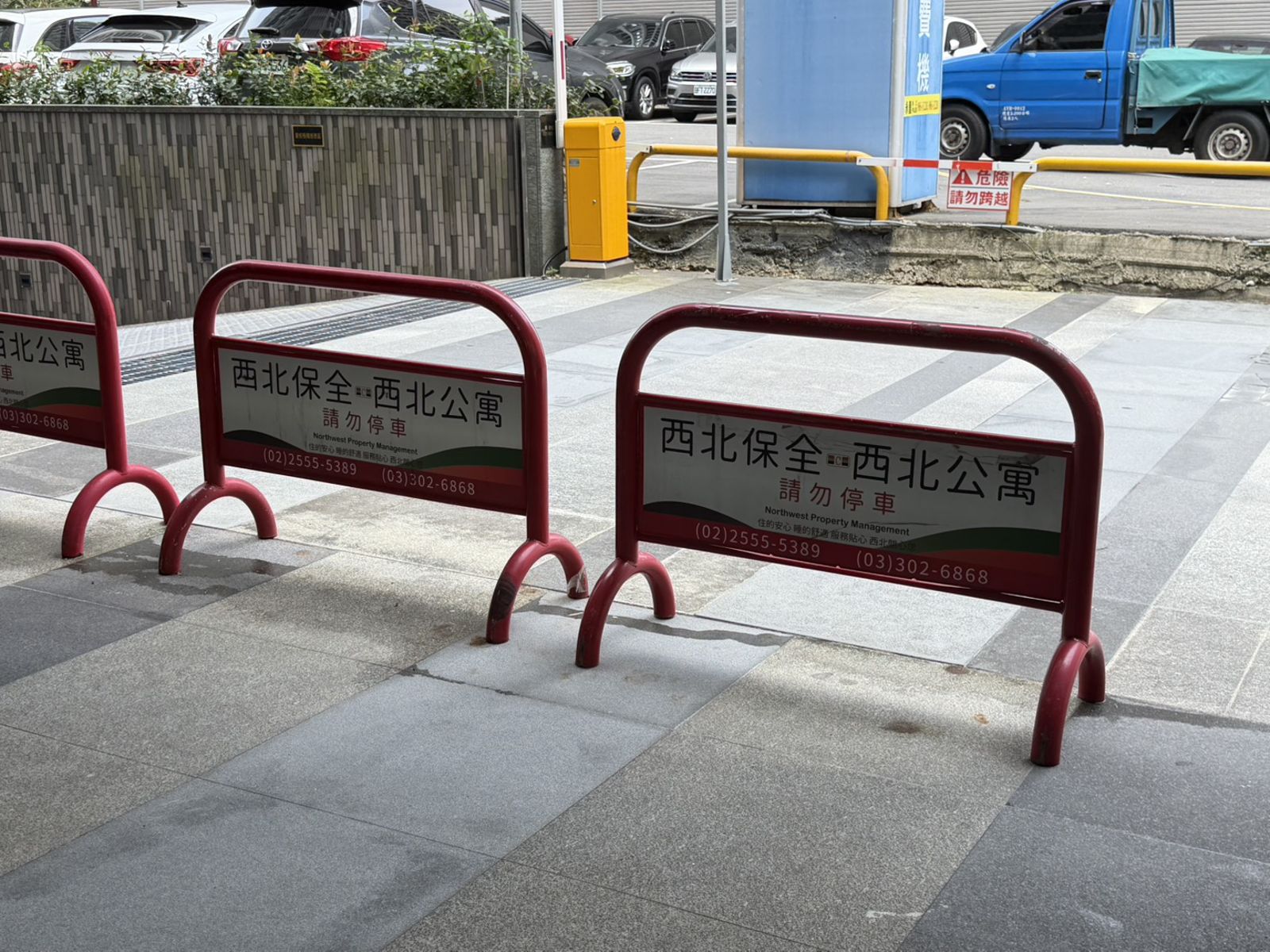 嫌犯持拒馬告示牌砸店。翻攝畫面