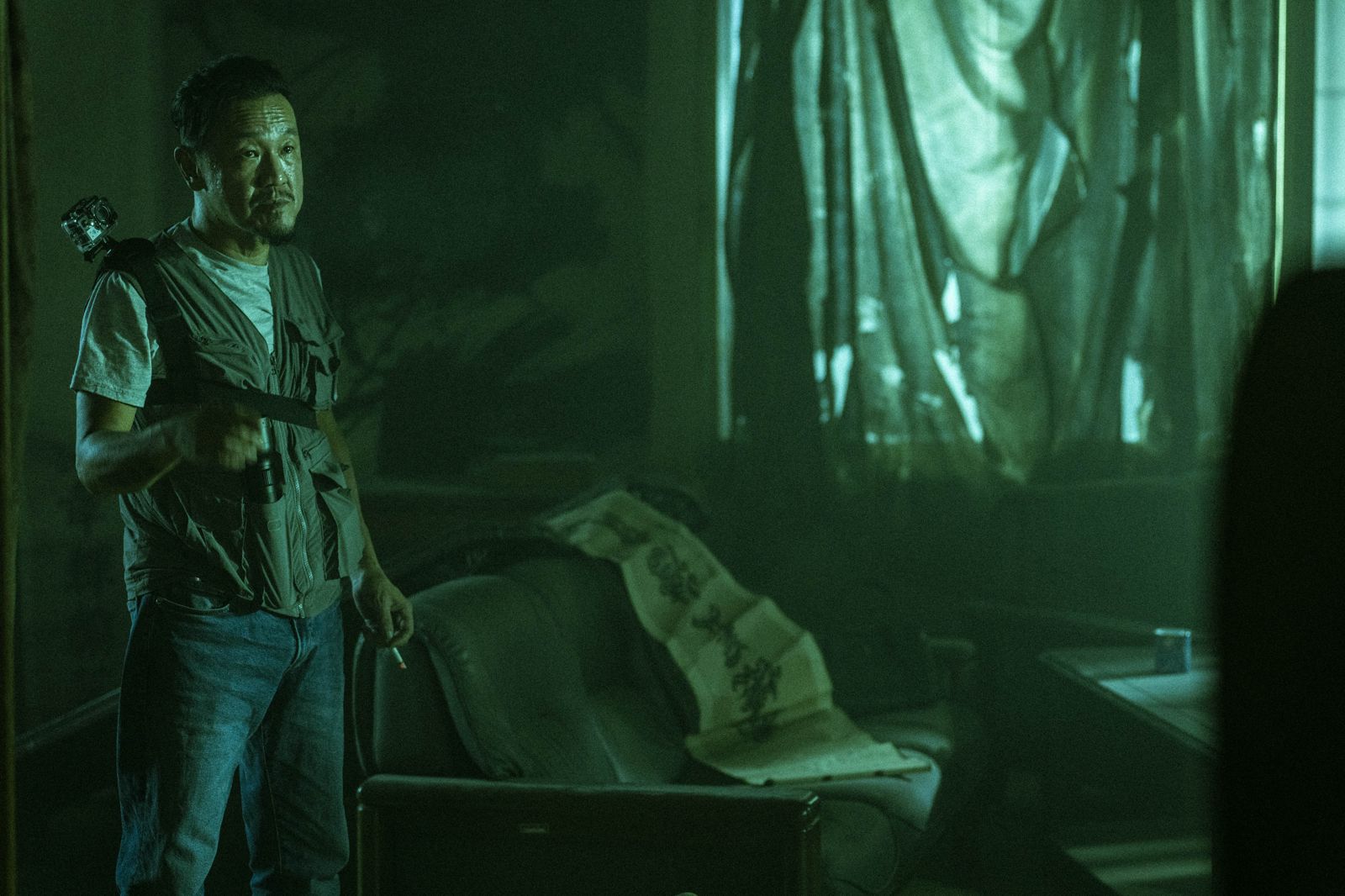 「鬼王」陳為民在電影裡闖入陰宅,最後被抓進窯爐消失。天予電影提供