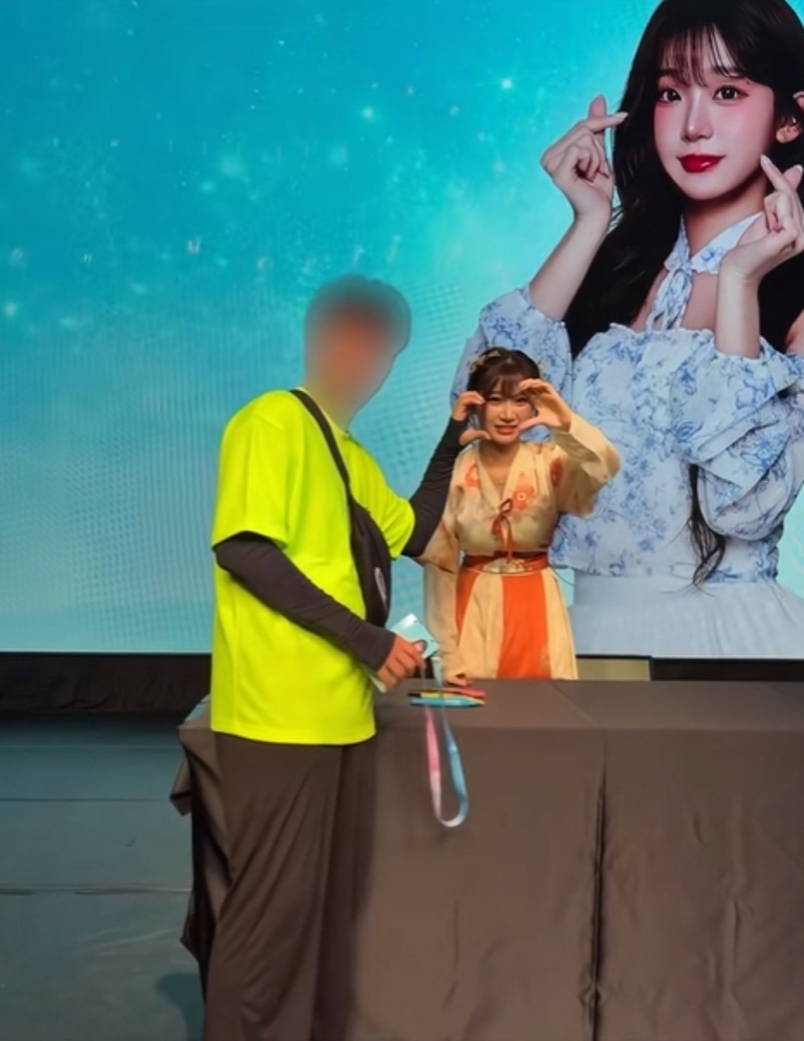 李珠珢在和粉絲合照時，露出嫌棄表情。翻攝YT@내맘찍영