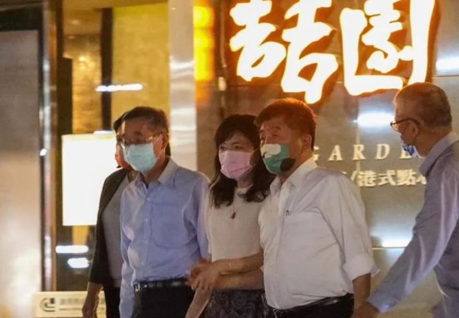 徐巧芯2022年底曾爆料，陳時中和女子「十指緊扣」走出餐敘地點「喆園」，據調查，這組爆料照片就是黃國昌所指揮的狗仔所拍攝。（圖／翻攝徐巧芯臉書）