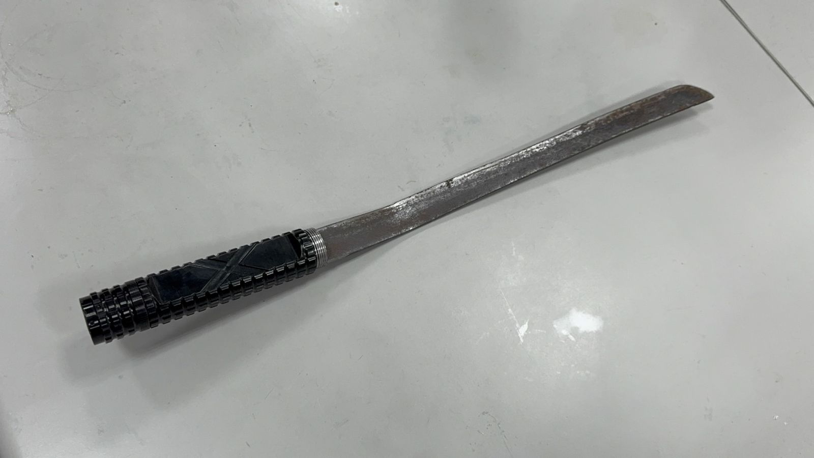 林姓嫌犯持刀很砍室友後腦,造成20公分的刀傷。翻攝畫面