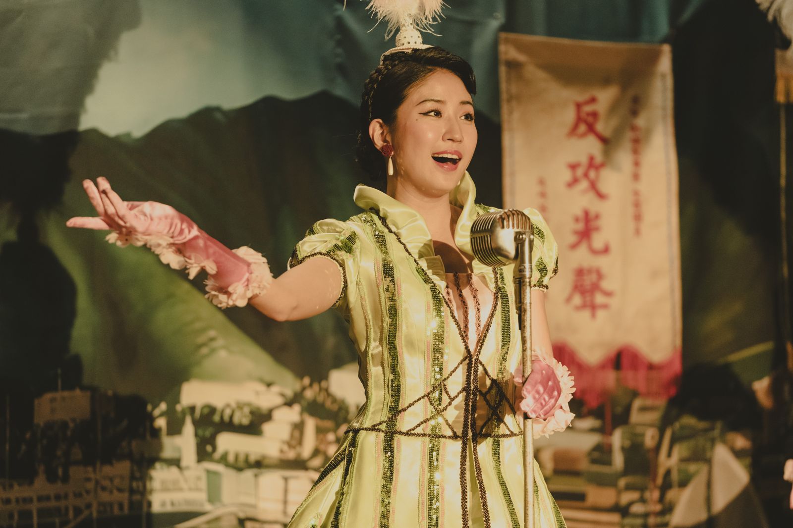 9m88在《大濛》中擔任彩蝶歌舞團主唱。華文創提供