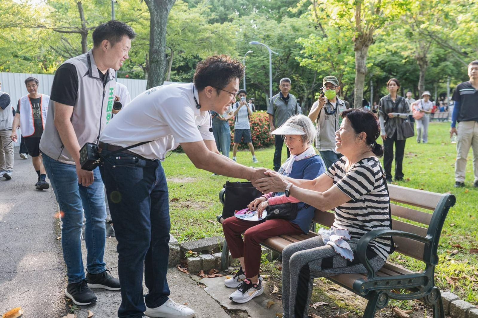 不只有首長帥!沈伯洋今晨赴大安森林公園掃街:台北也要帥、有魅力