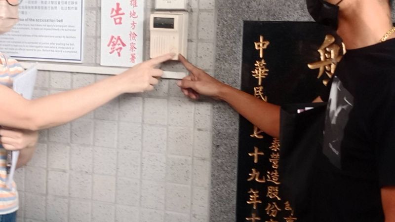 國小兒打球輸了鬧脾氣　虎父抓狂拿伸縮桿「抽打至大面積紅腫」　母子驗傷告家暴這下慘了