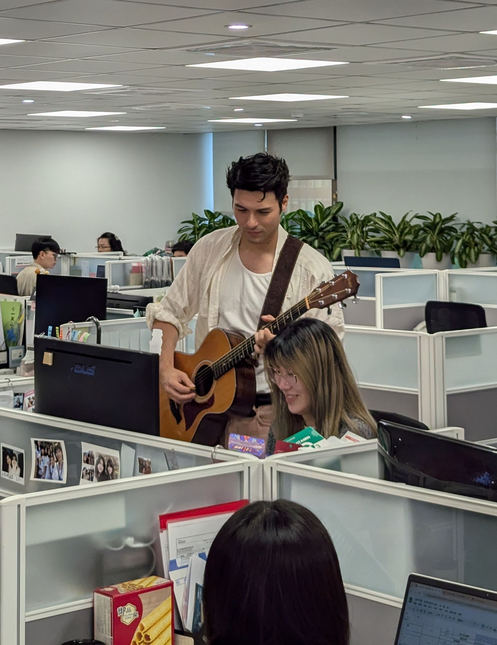 鳳小岳率新團在辦公室裡高歌。硬柿子工作室提供