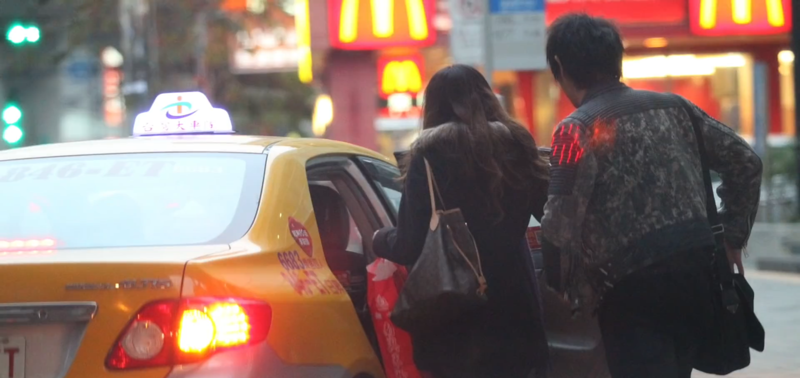 黃品源和「姪女」一起上計程車。