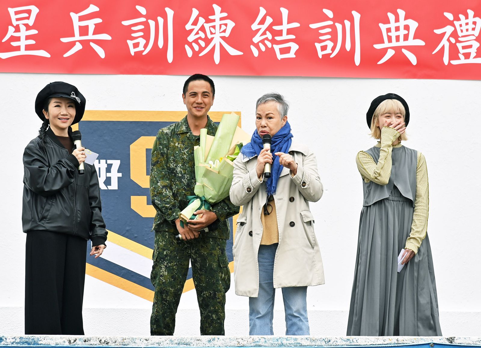 曾子余(左2)受到媽媽勉勵,場面相當溫馨。台視提供