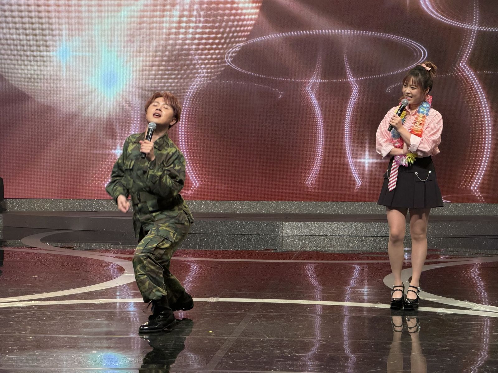 陳孟賢(左)示範搞笑天兵刺槍術。中視提供