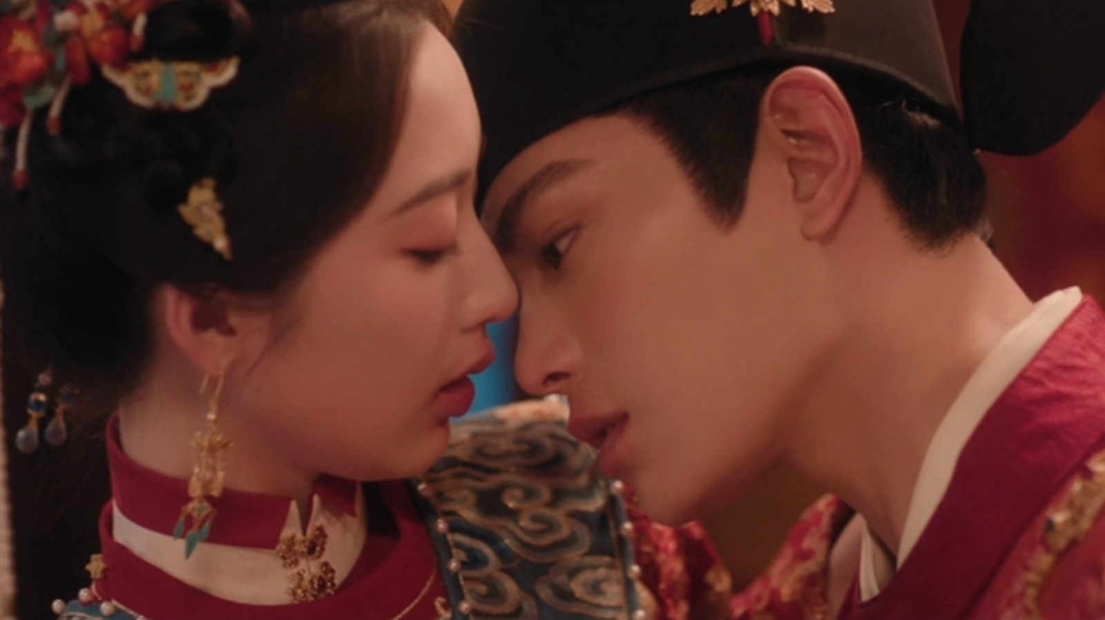 《花開錦繡》丁禹兮(右)、鄧恩熙大婚戲藏有吻戲小抄。Disney+提供