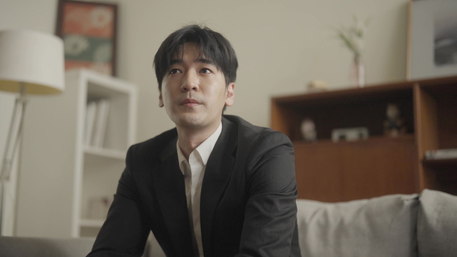 豬哥亮AI復出推出新歌〈阿爸的話〉,涂善存在MV裡和前輩跨世代合作。甲上娛樂提供