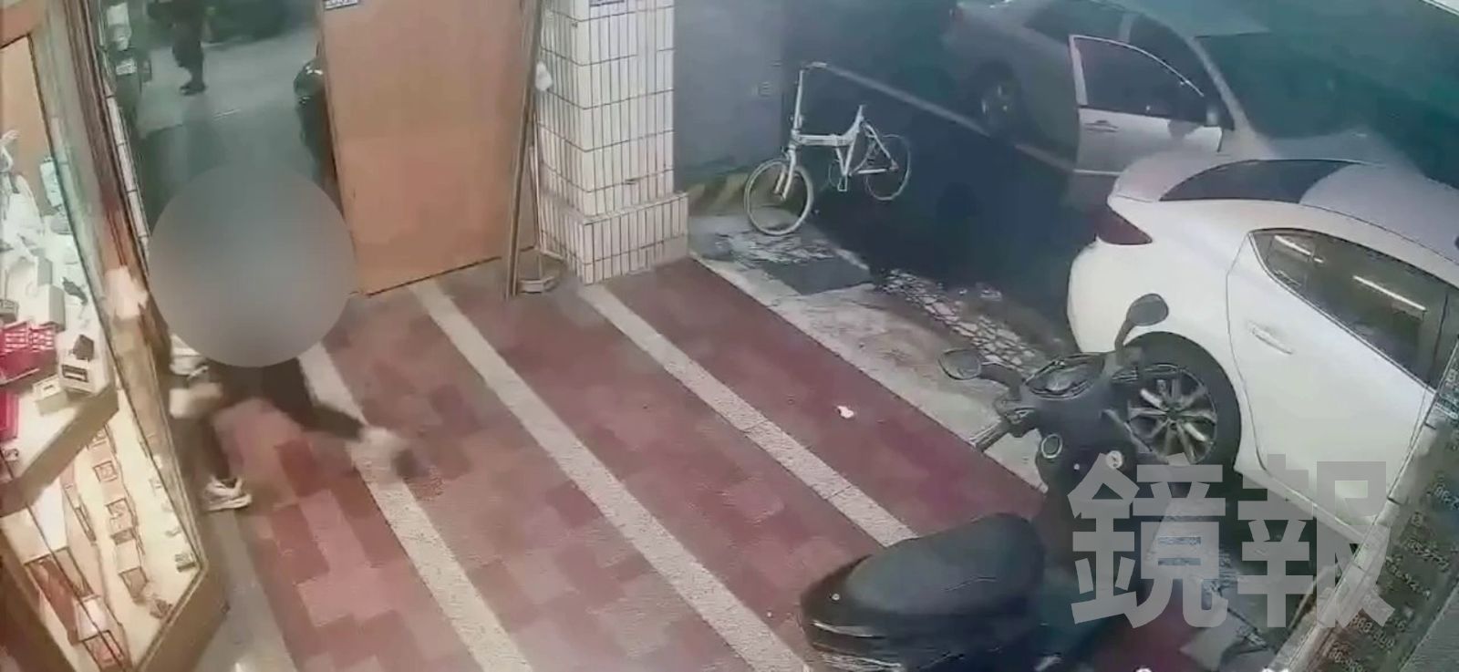 嫌犯丟完汽油彈，還跑去附近一家銀樓狂砸櫥窗洩憤。圖／警方提供