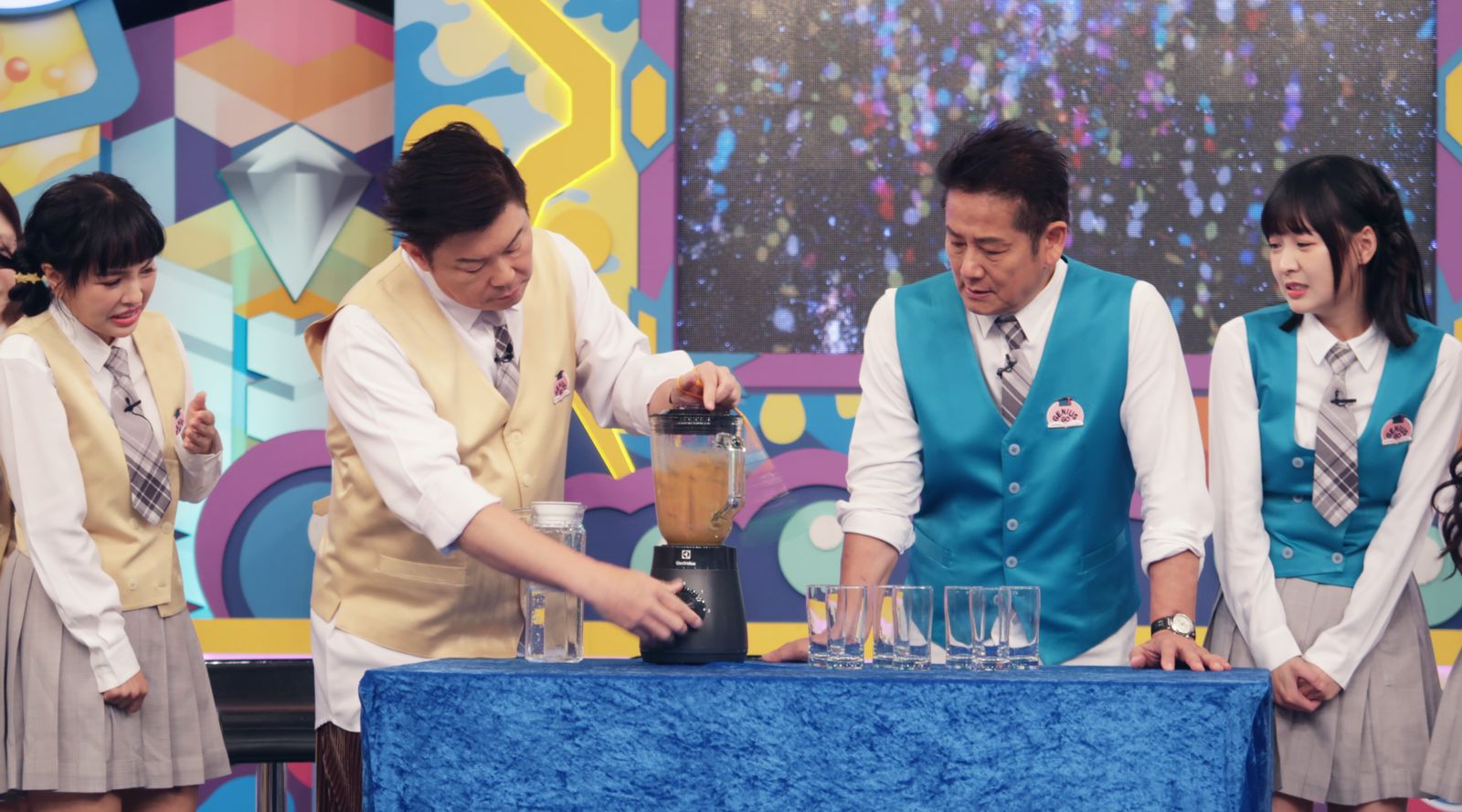 徐凱希(左起)、曾國城、徐乃麟、籃籃。果汁機終極懲罰史上最臭。華視提供