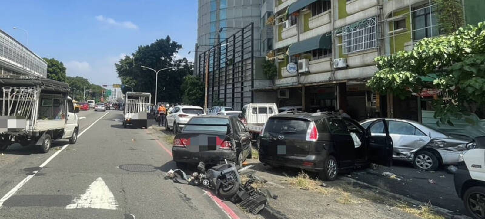 男子疑病發暴衝！連撞貨車機車又掃5車　女騎士噴飛骨折昏迷駕駛送醫急救