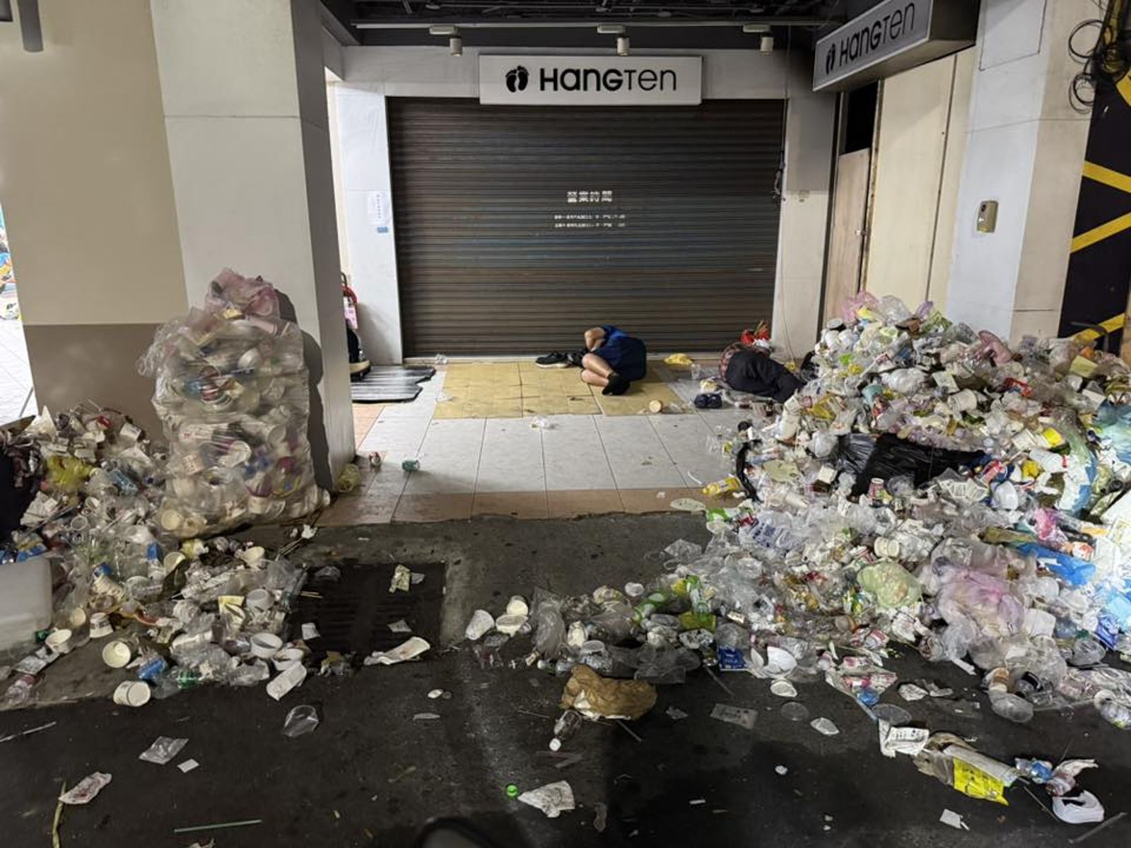 有網友於北港朝天宮附近拍下沒人處理的垃圾堆。圖／白沙屯媽祖徒步聯誼會