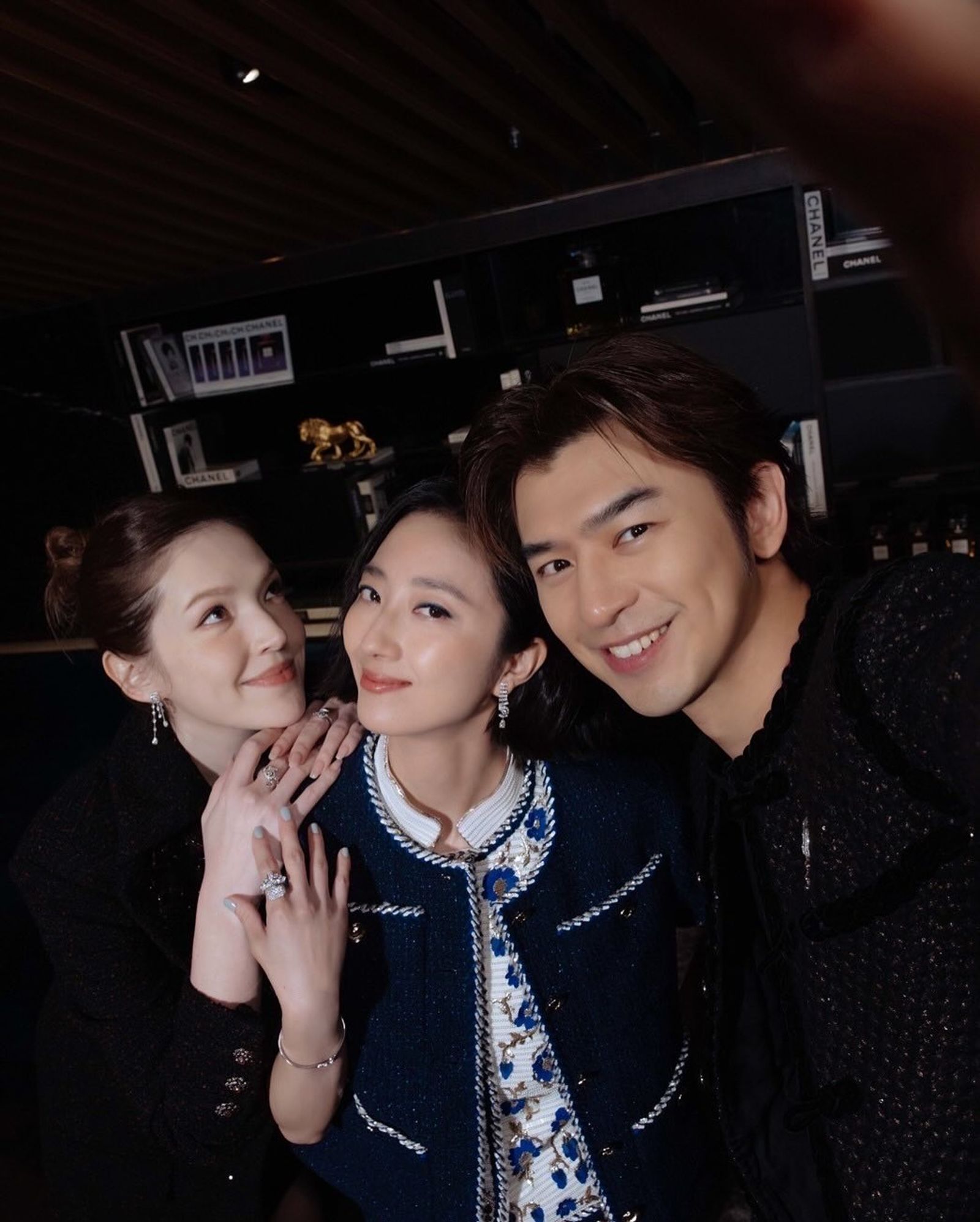 許瑋甯（左起）與桂綸鎂，陳柏霖出席精品活動。翻攝IG@anno8o7