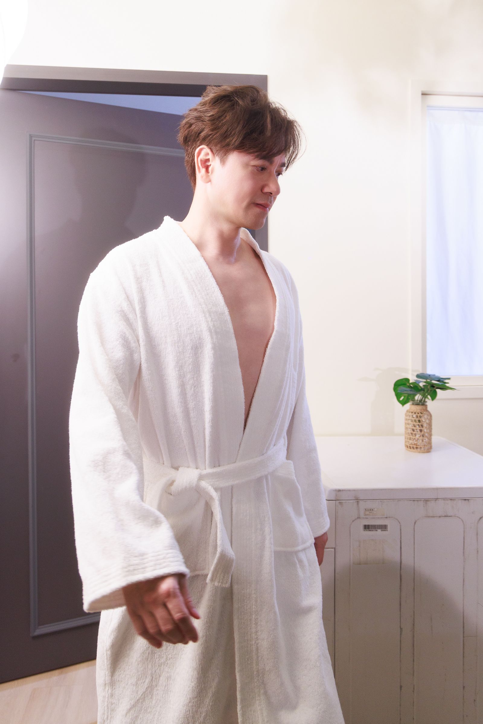 李聖傑日前拍攝〈複製貼上〉MV，畫面養眼。華納音樂提供