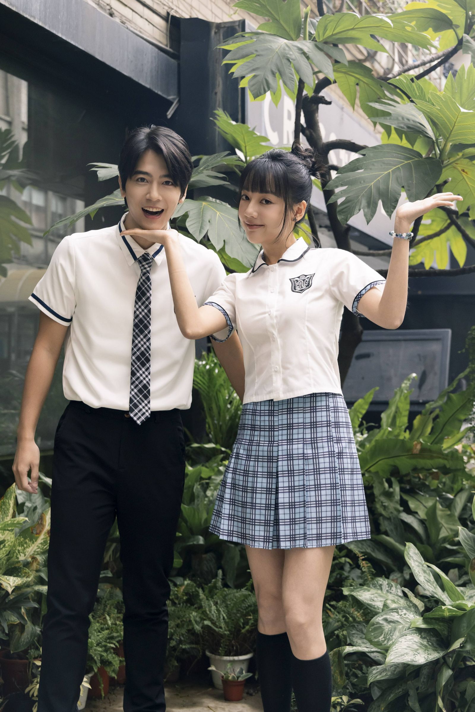 林思廷(右)、李宗霖重新穿上劇中的高中生制服。晴天影像提供