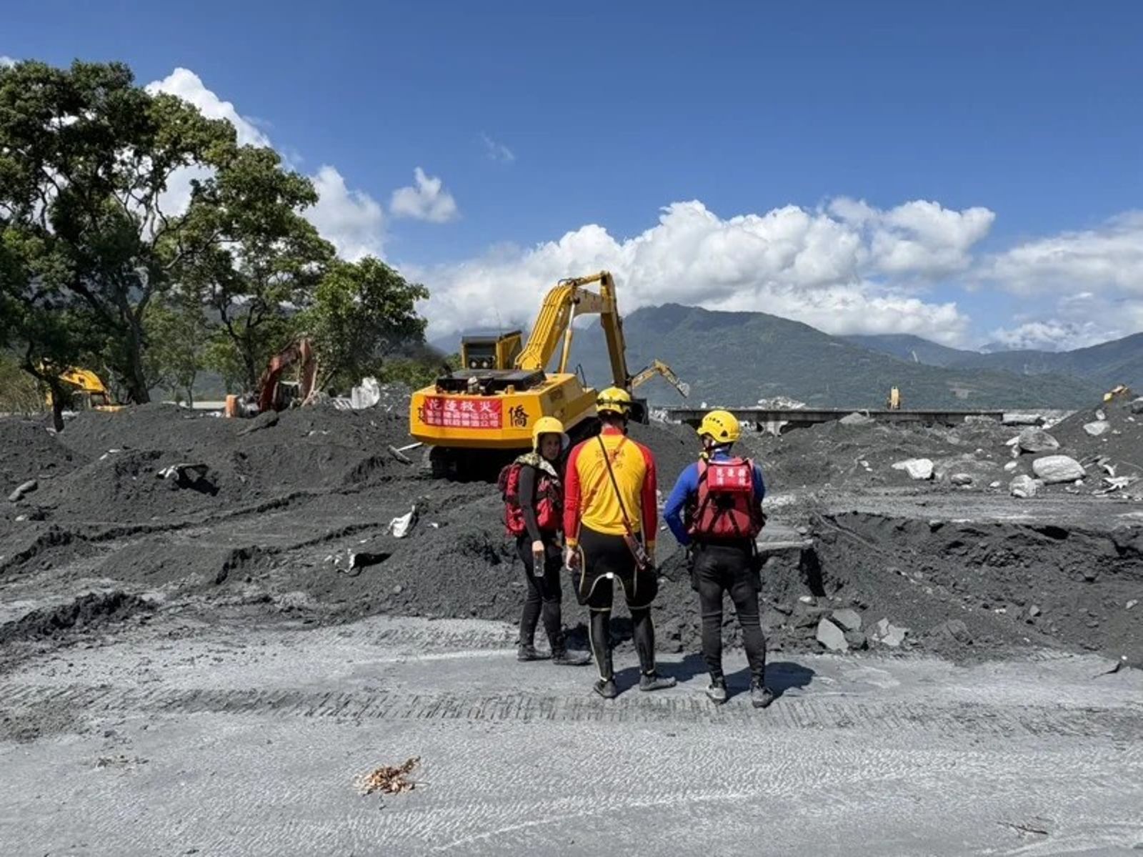 花蓮洪災第8天仍6人失聯　搜救陷「泥海地獄」　拆光民宅、空拍+金屬探測器全落空