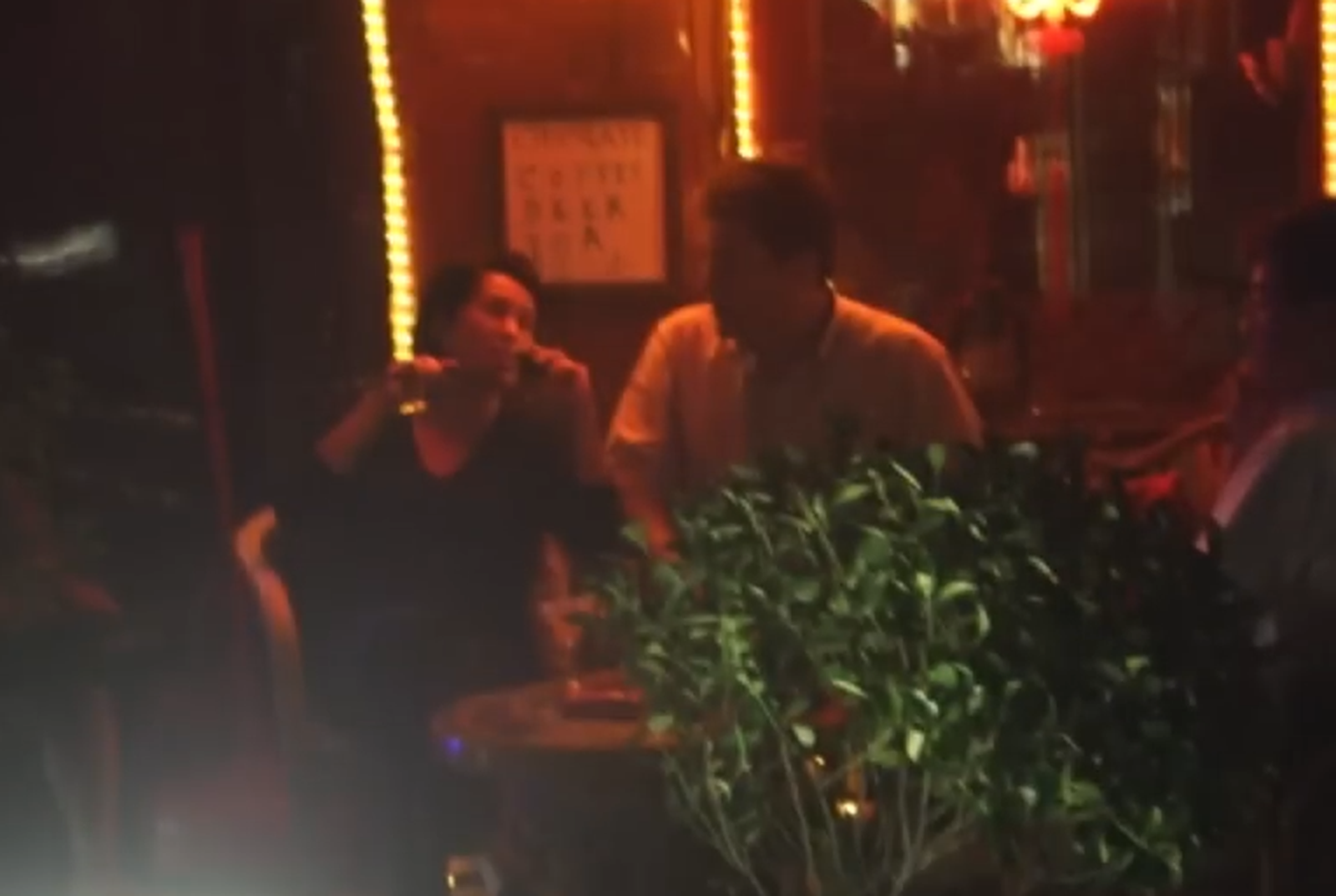 高金和李鴻源在北京後海酒吧一條街唱卡拉OK,卻被狗仔不小心碰到了。翻攝自壹週刊