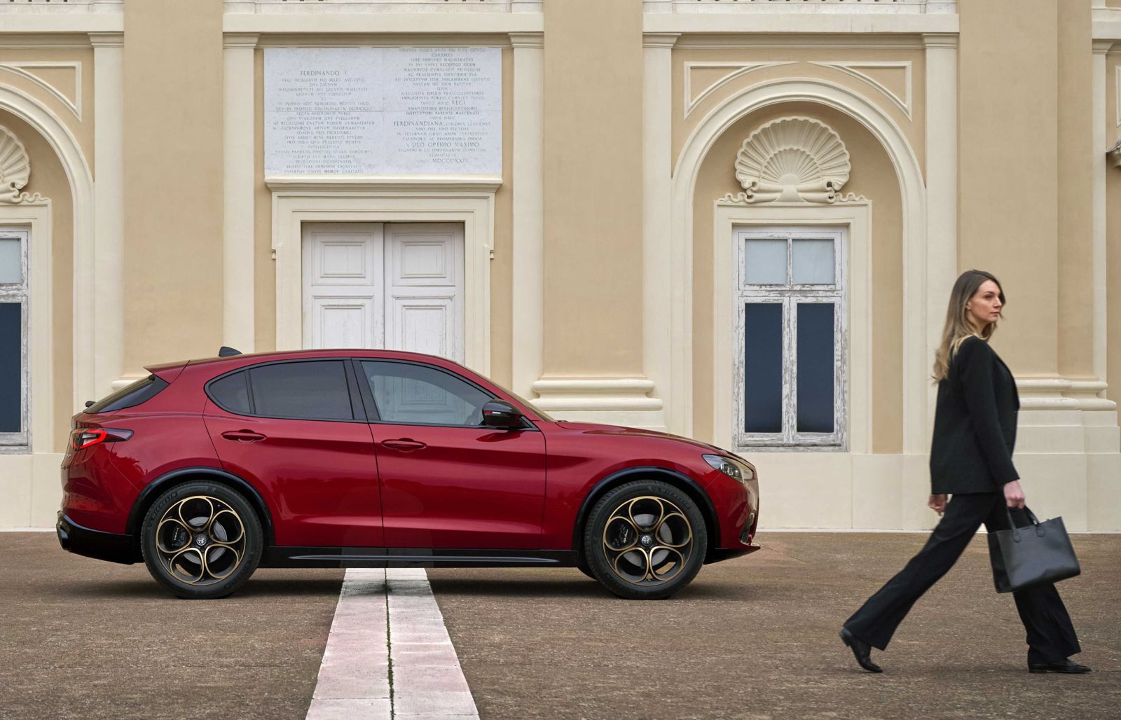 Stelvio雖說是休旅車，但鈑件的肌理強壯，前衝躍動感十足。圖／寶嘉聯合