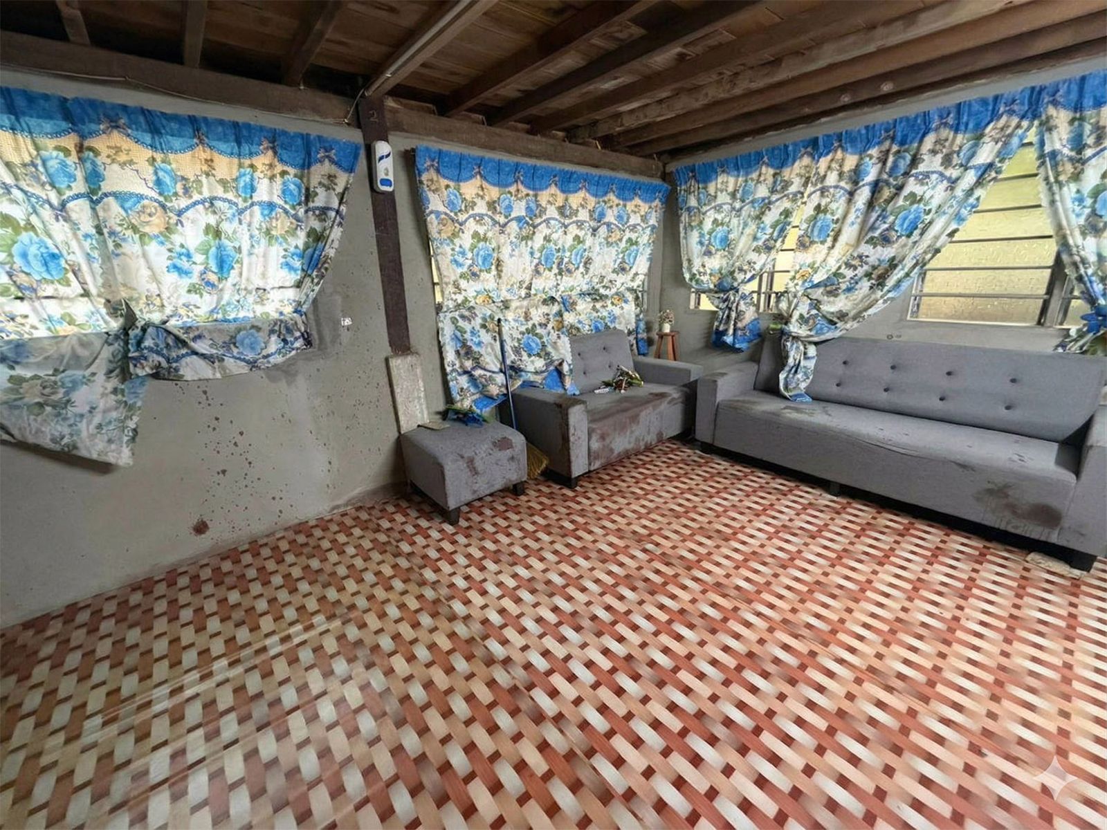 破門驚見「夫妻陳屍廚房」包在地毯裡！29歲兒疑「弒親後2樓輕生」一家四口僅弟存活