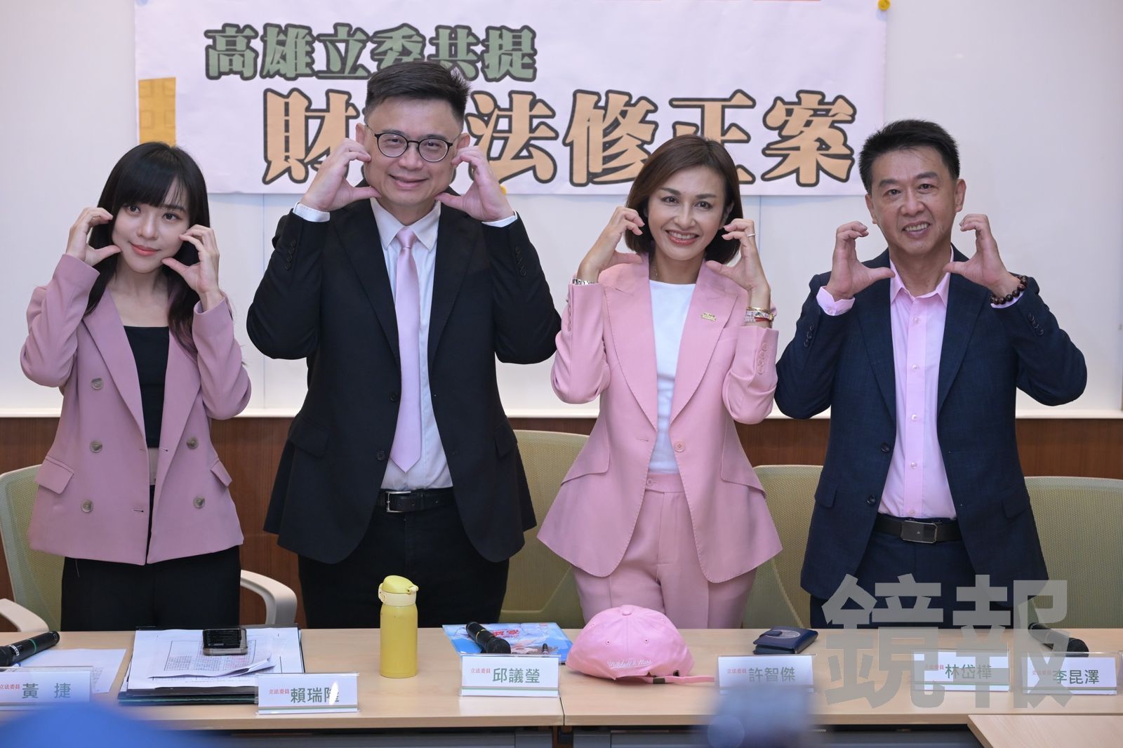 綠營高雄立委今開《財劃法》記者會時，也以粉紅色系衣服亮相。（圖／林煒凱攝）