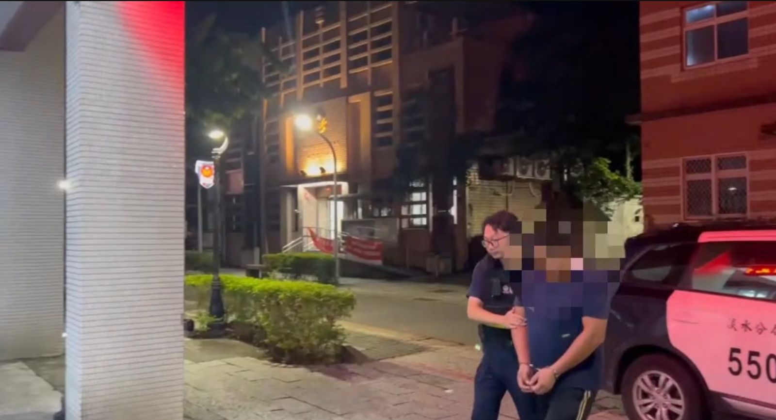 揮拳的李男被警方帶回警局。翻攝畫面