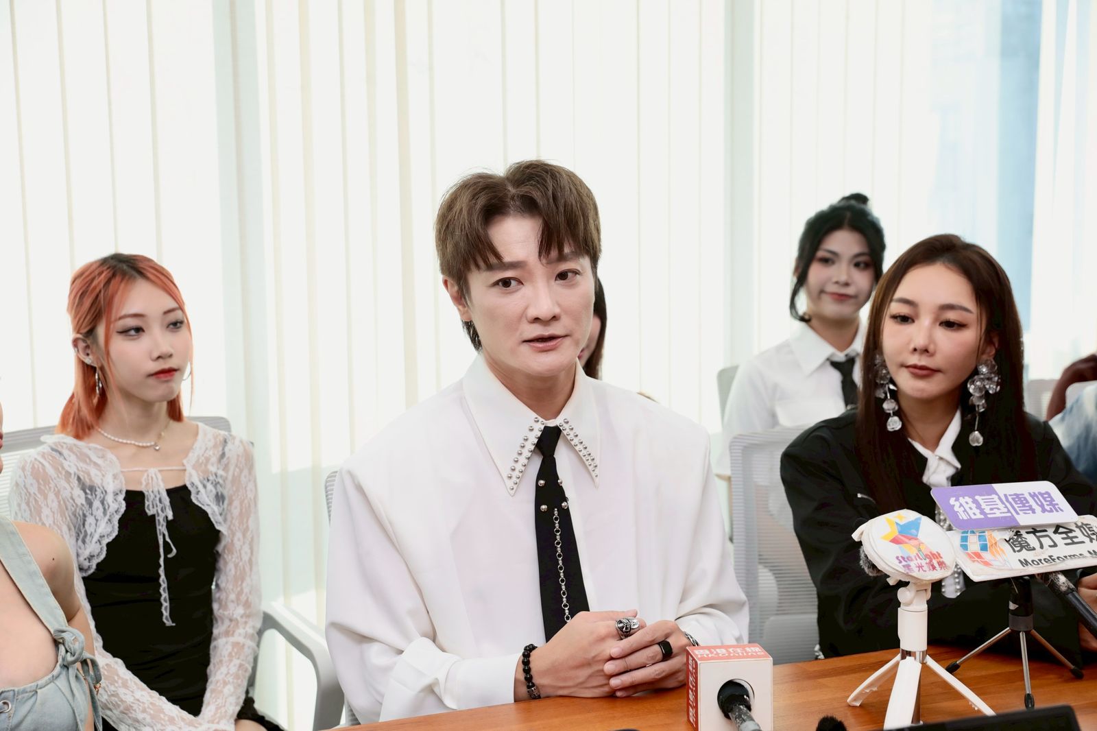 阿沁18日率楊婷婭等藝人出席記者會。林煒凱攝