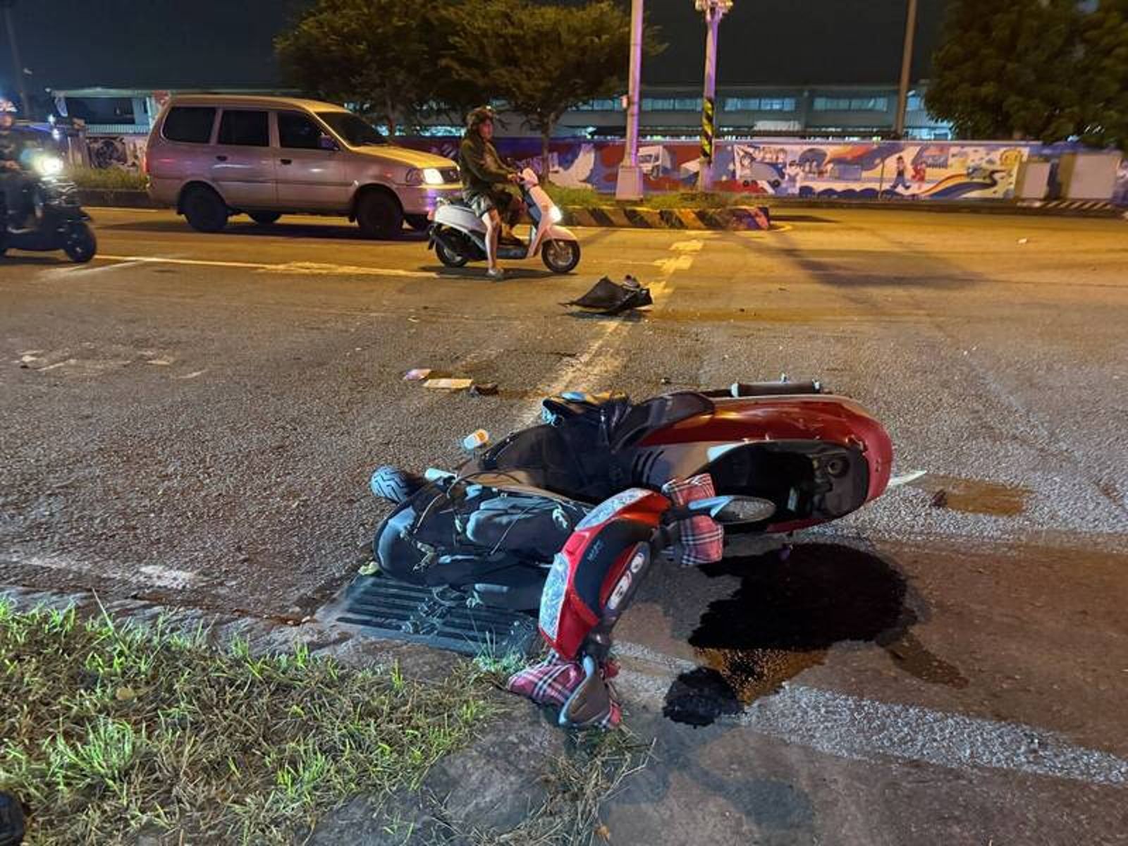 酒駕惡煞清晨闖紅燈　馬自達猛撞女騎士慘死