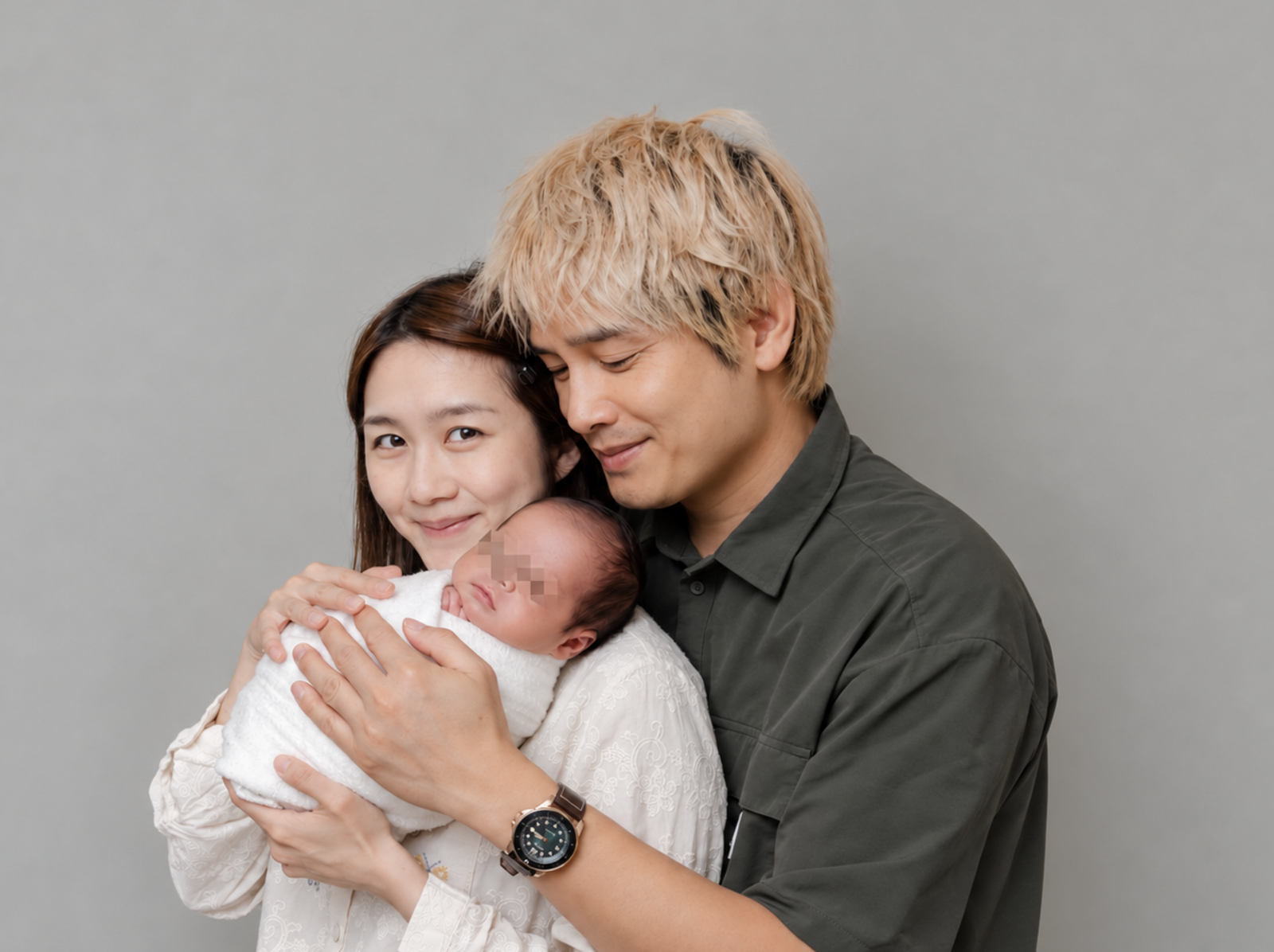 羅文裕(右)與張平(左)去年迎接小兒子出生,她卻在產後確診罹患乳癌。圖/翻攝羅文裕 WING 臉書